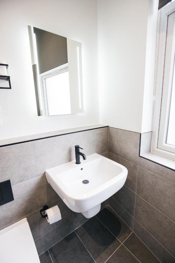 Bed & Breakfast Black Lion Manchester 4*