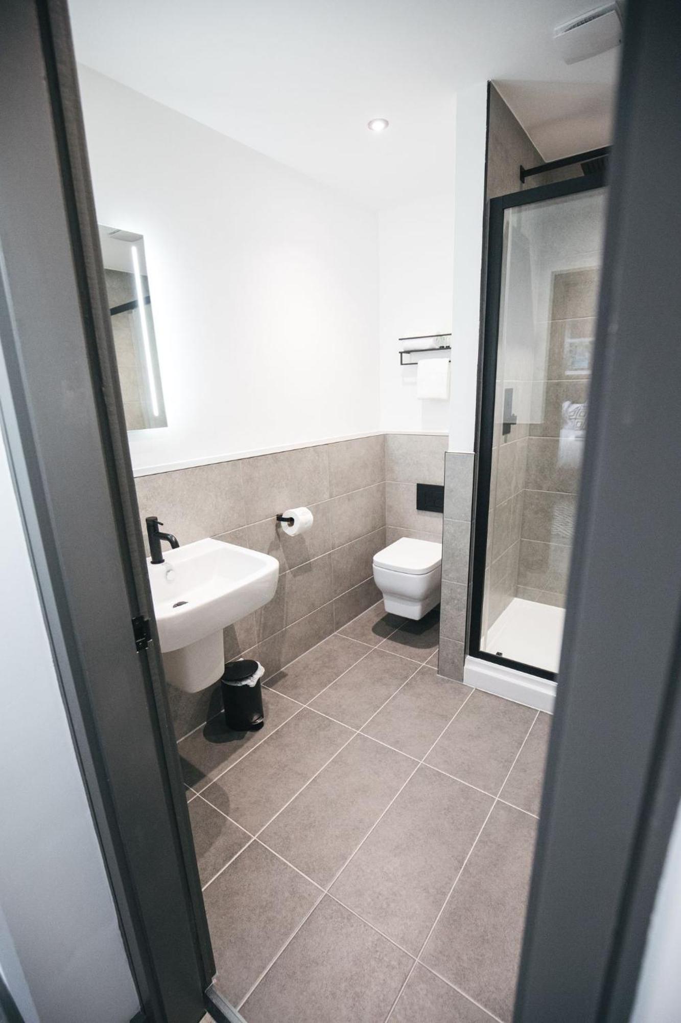 Black Lion Manchester Bed & Breakfast 4*